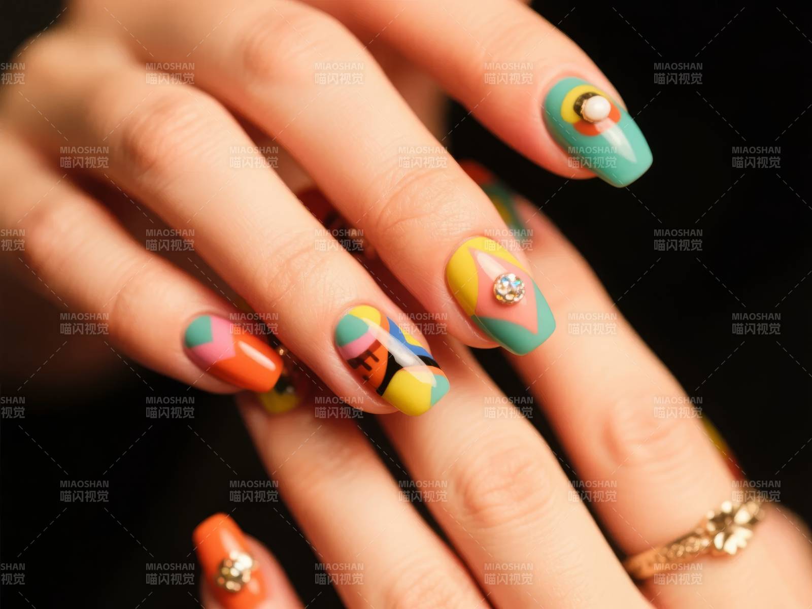 缤纷彩绘美甲艺术图片