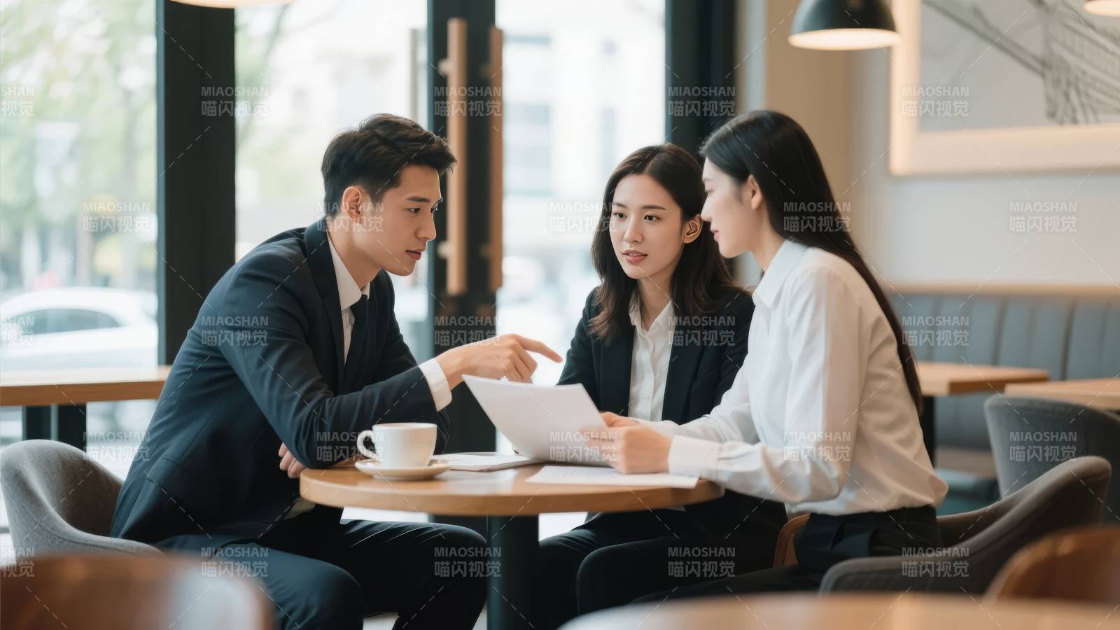 商务洽谈中图片