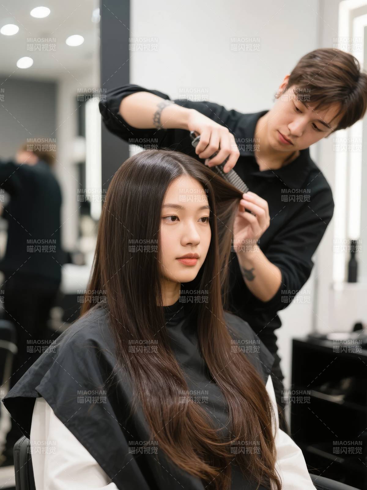 理发师修剪长发图片