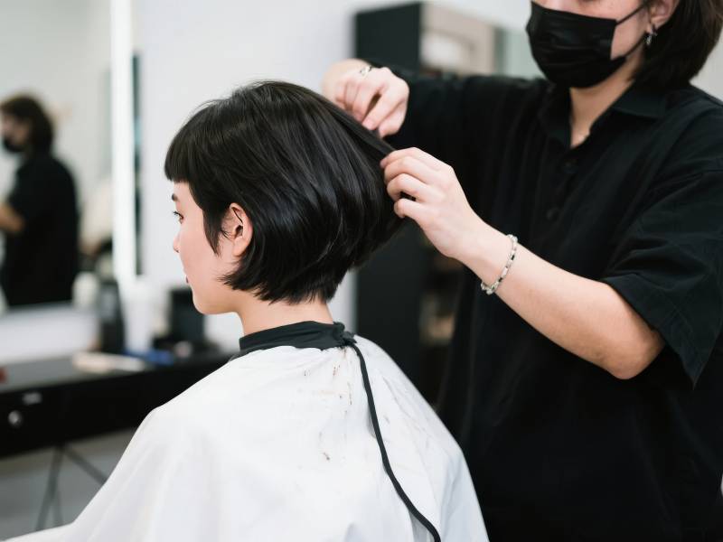 理发师修剪短发图片