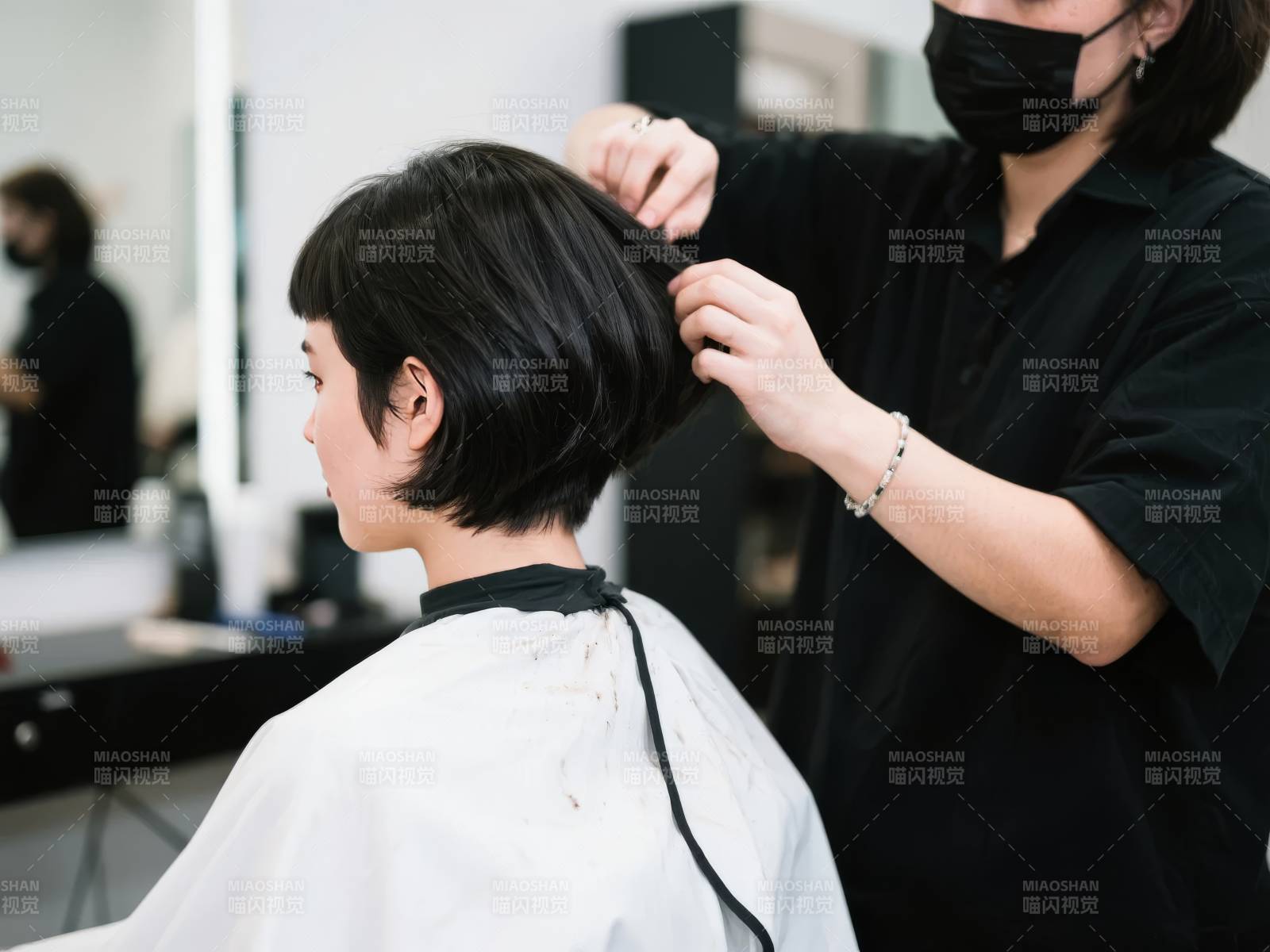 理发师修剪短发图片