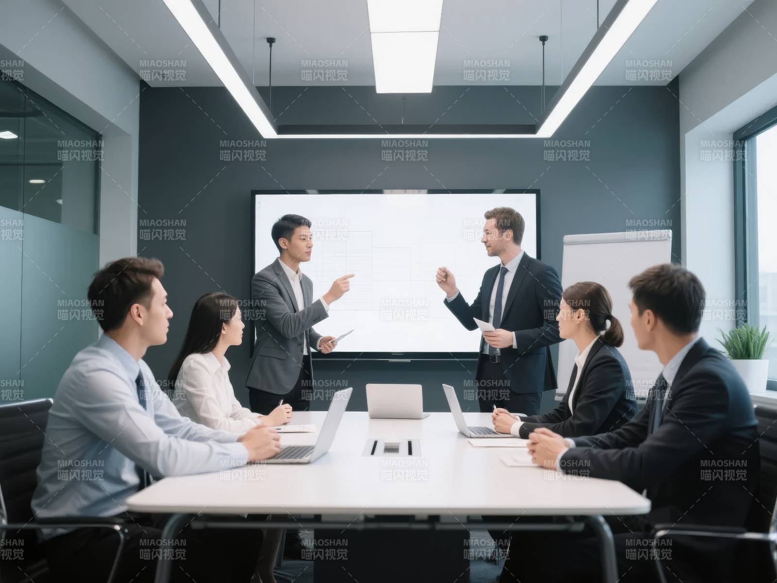 商务会议讨论中图片