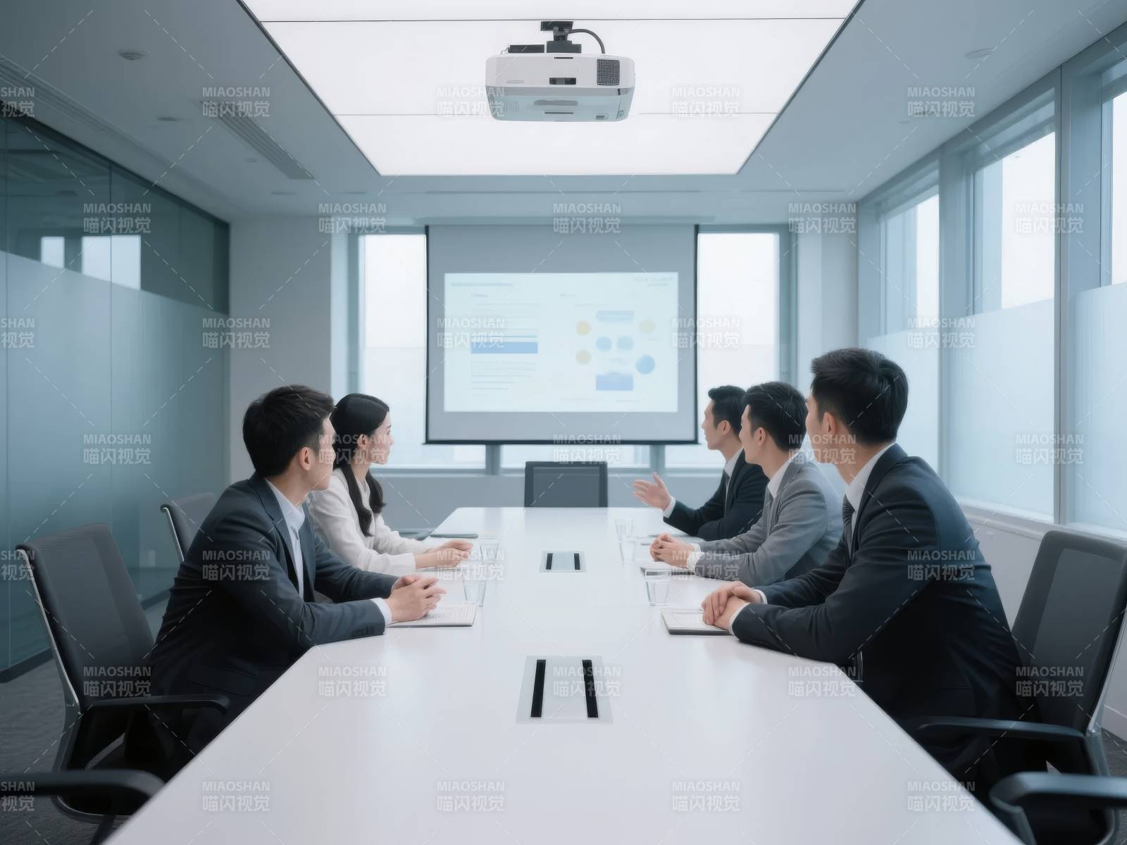 商务会议讨论中图片