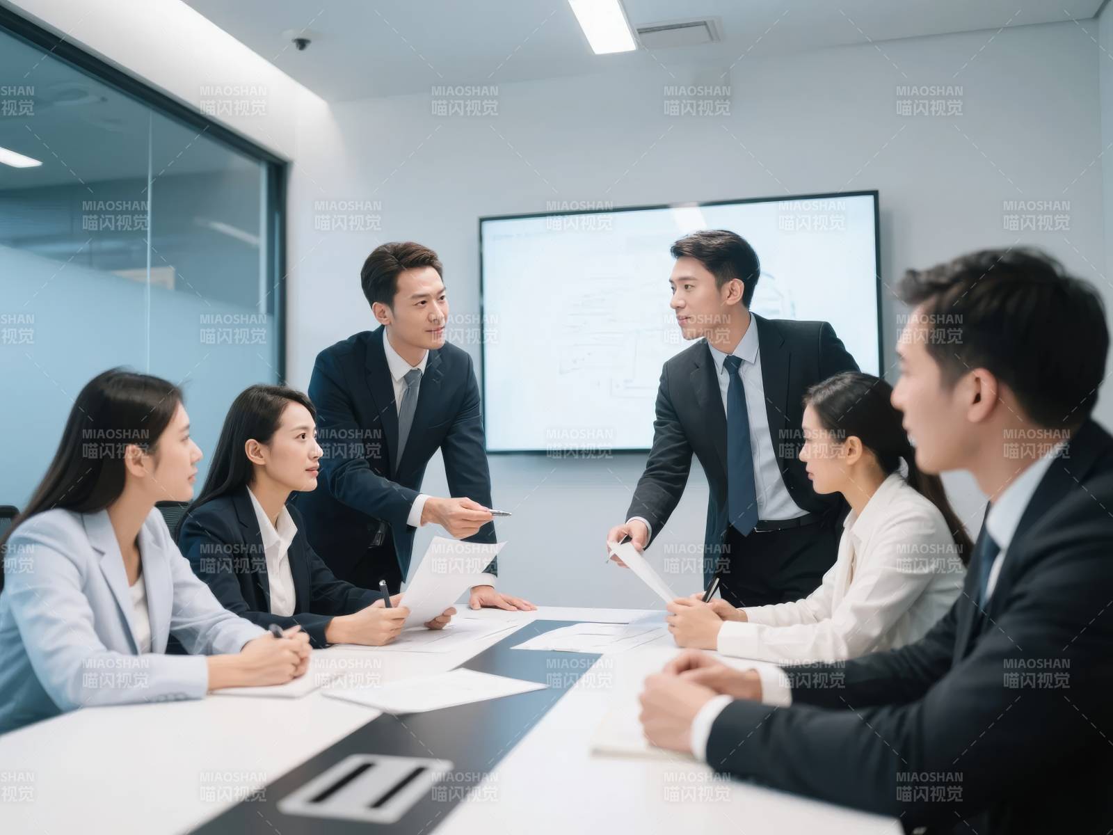 商务会议讨论中图片