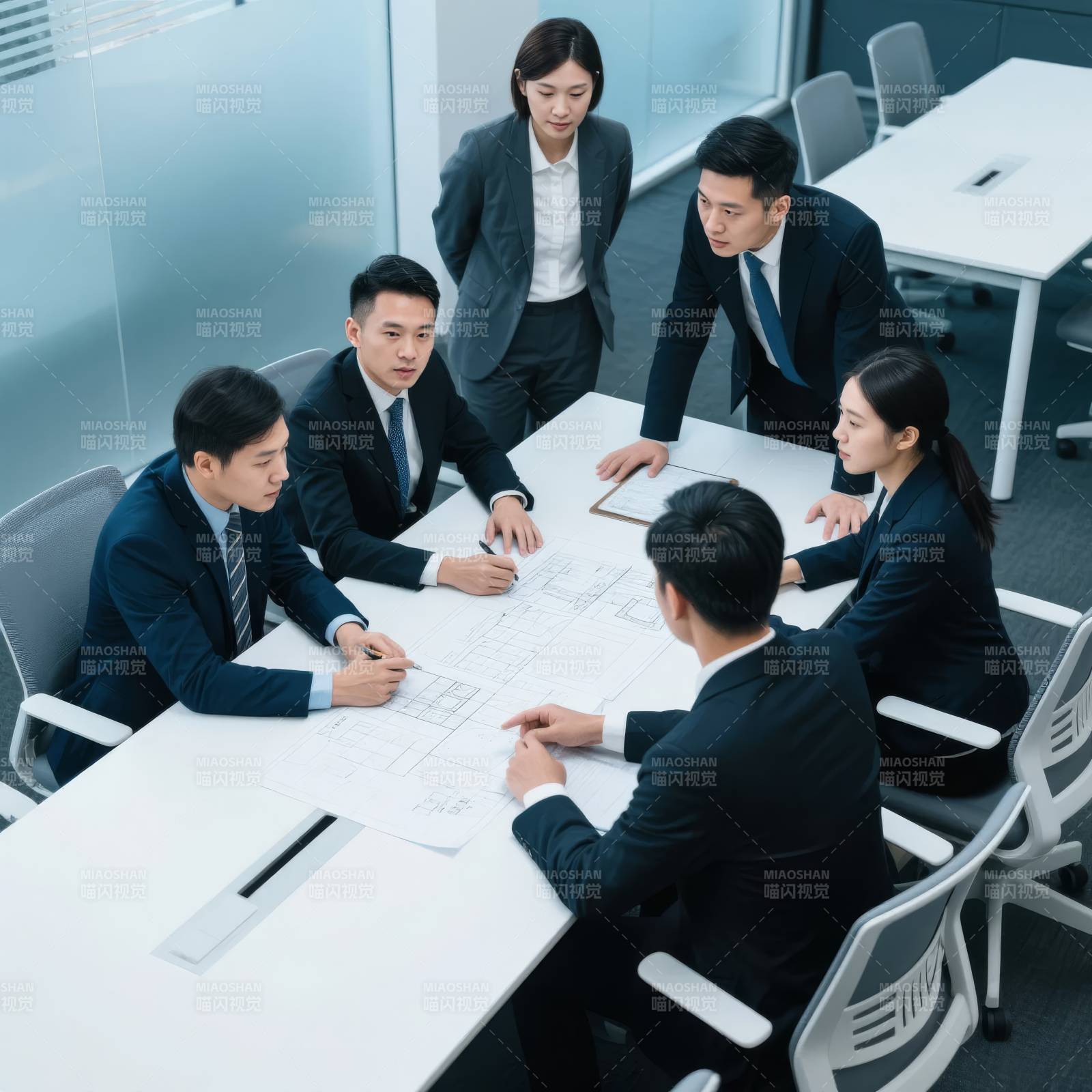 商务会议讨论中图片