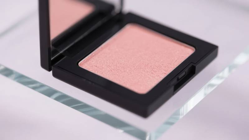 柔粉腮红 精致妆容图片