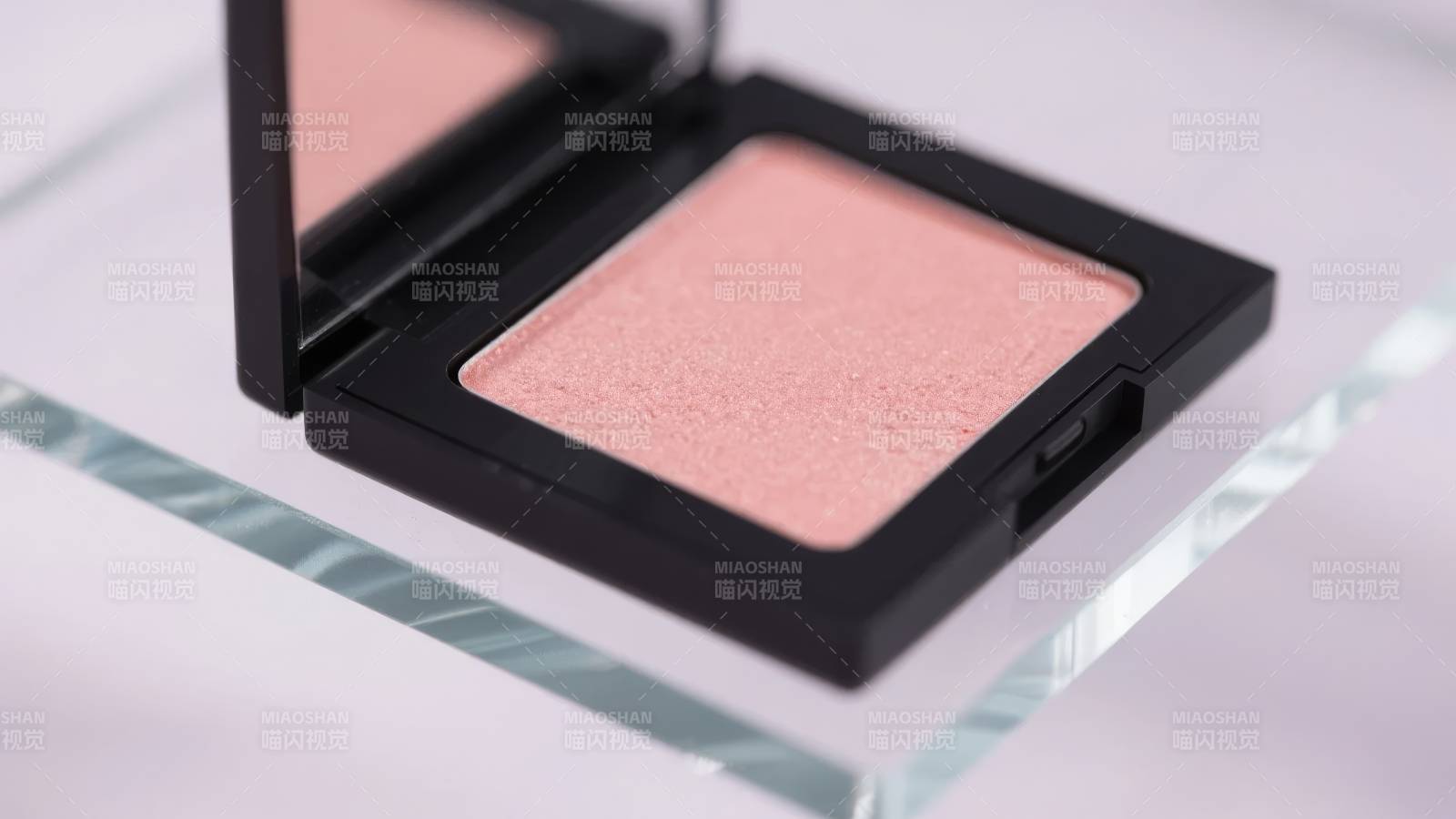 柔粉腮红 精致妆容图片