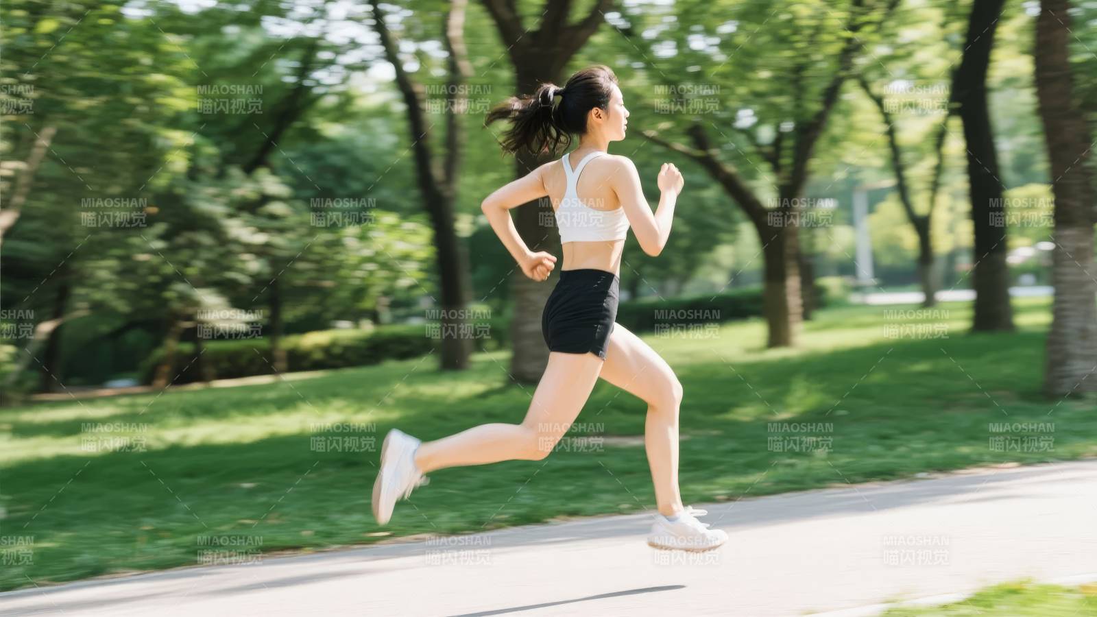 公园晨跑的女子图片