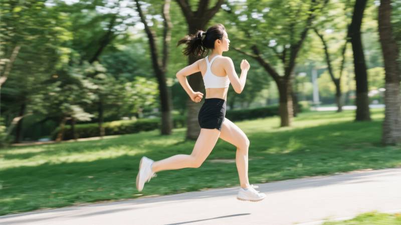 公园晨跑的女子图片