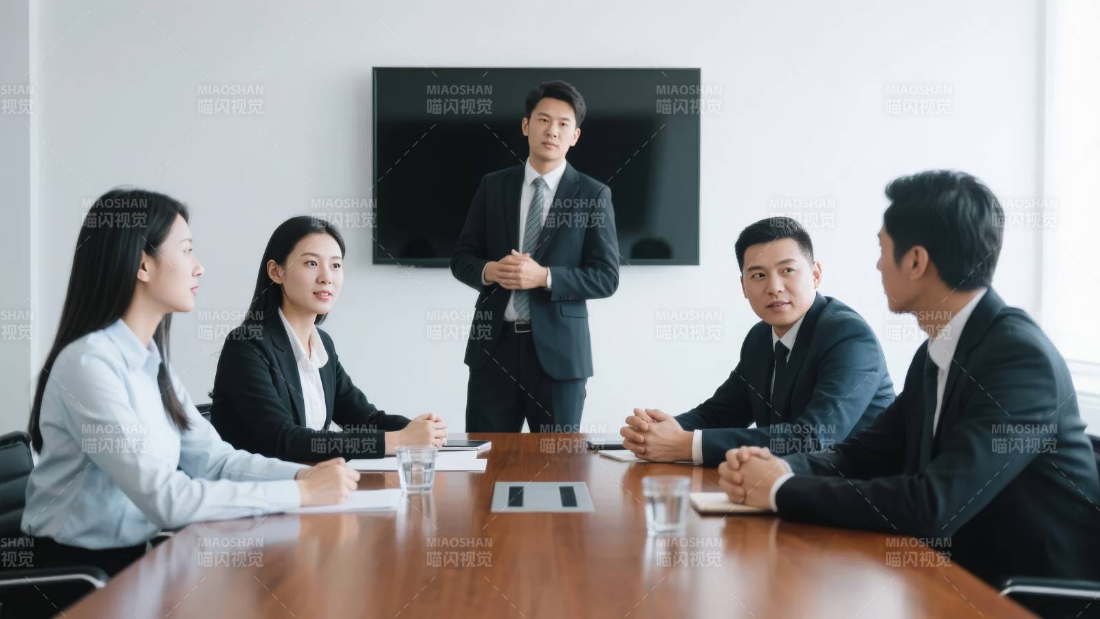 商务会议讨论中图片