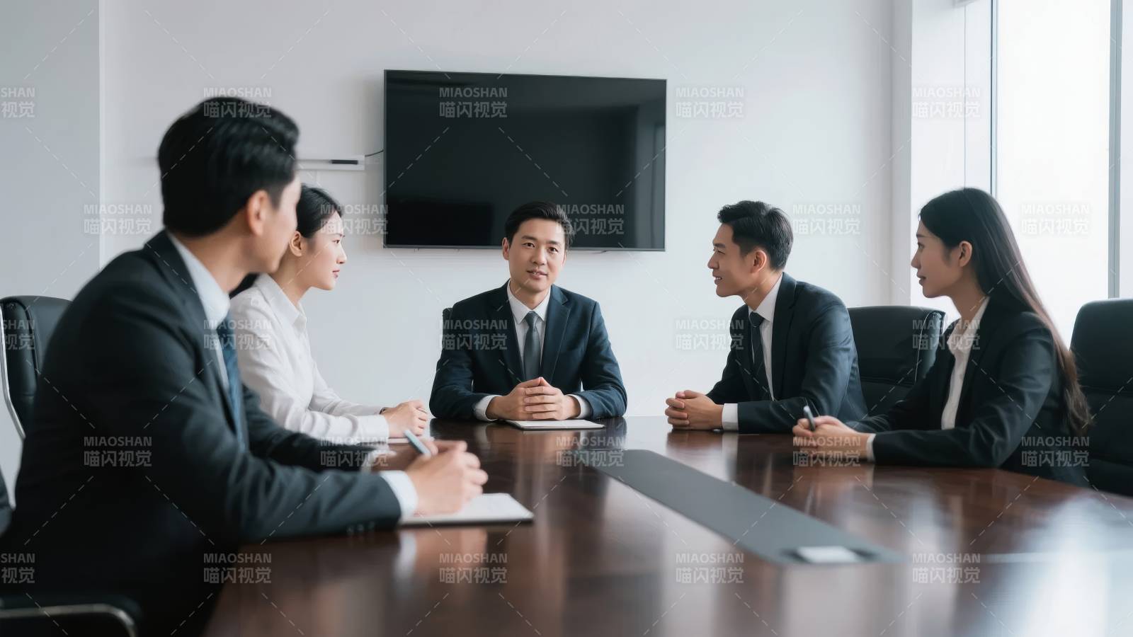 商务会议讨论中图片