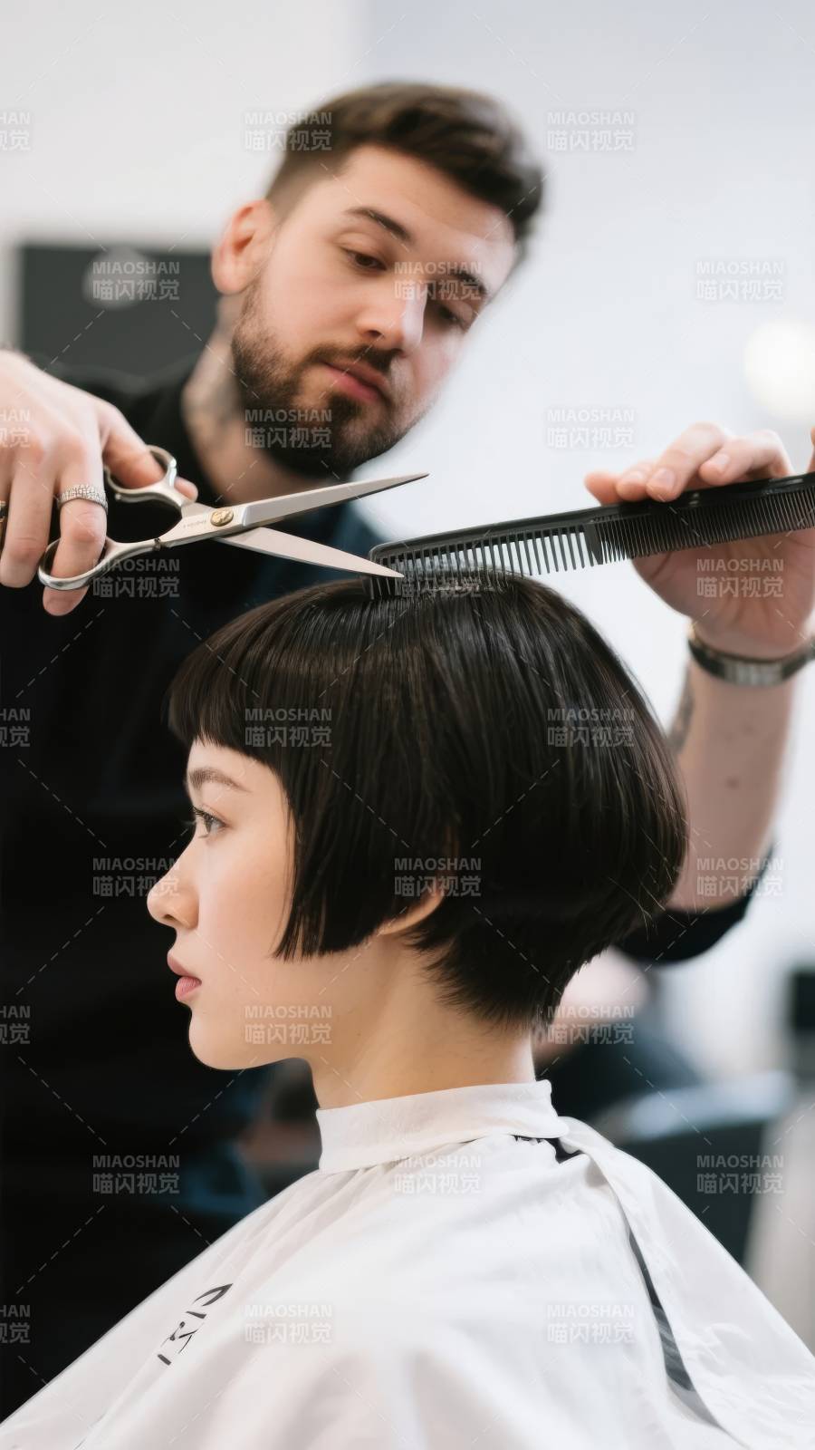 理发师修剪短发图片