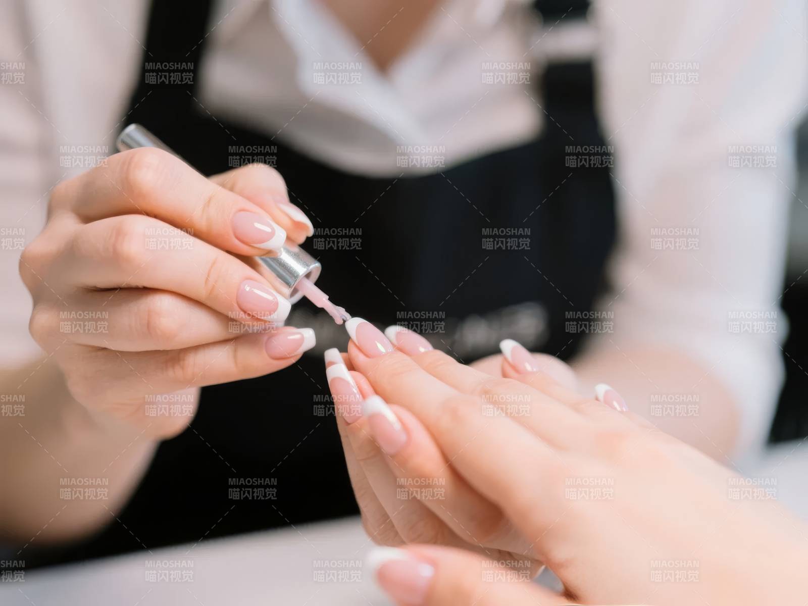 美甲师正在涂指甲油图片