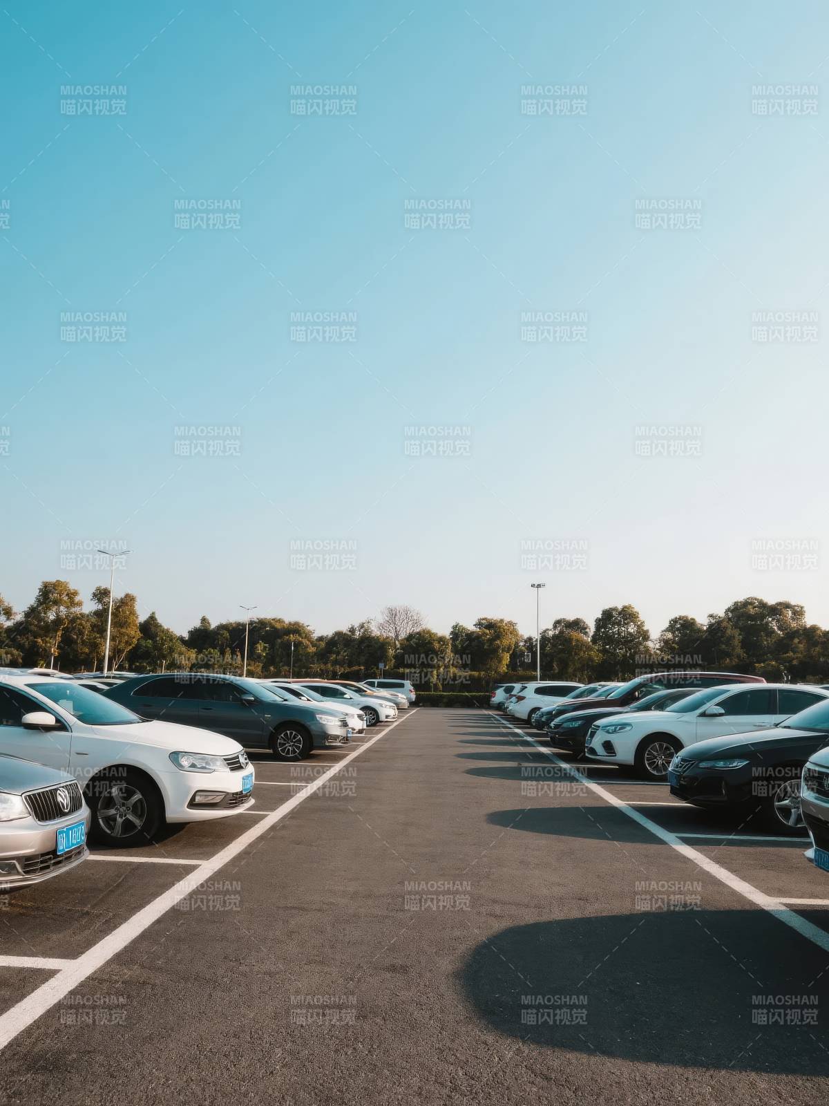 晴空下的停车场图片