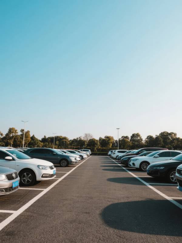 晴空下的停车场图片