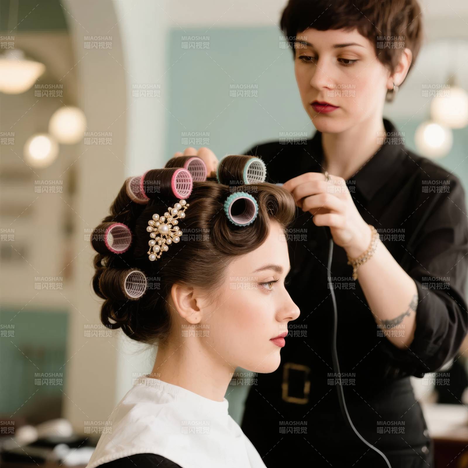 发型师正在卷发图片