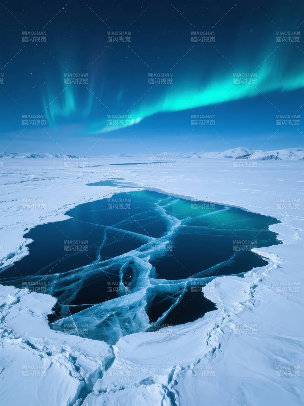 极光映冰湖图片