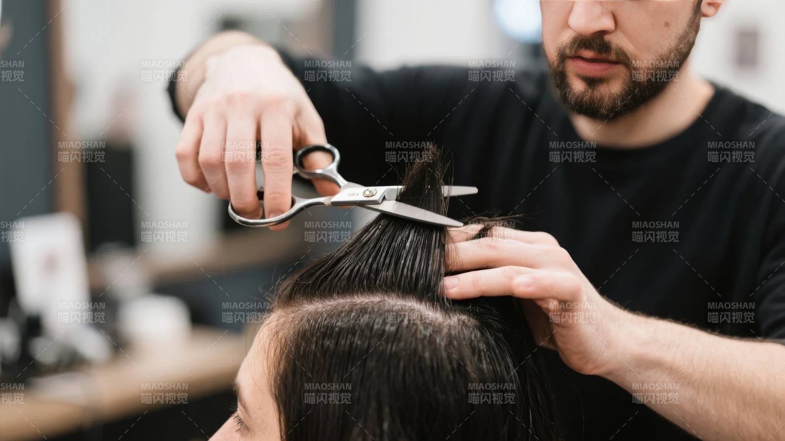 理发师正在剪发图片