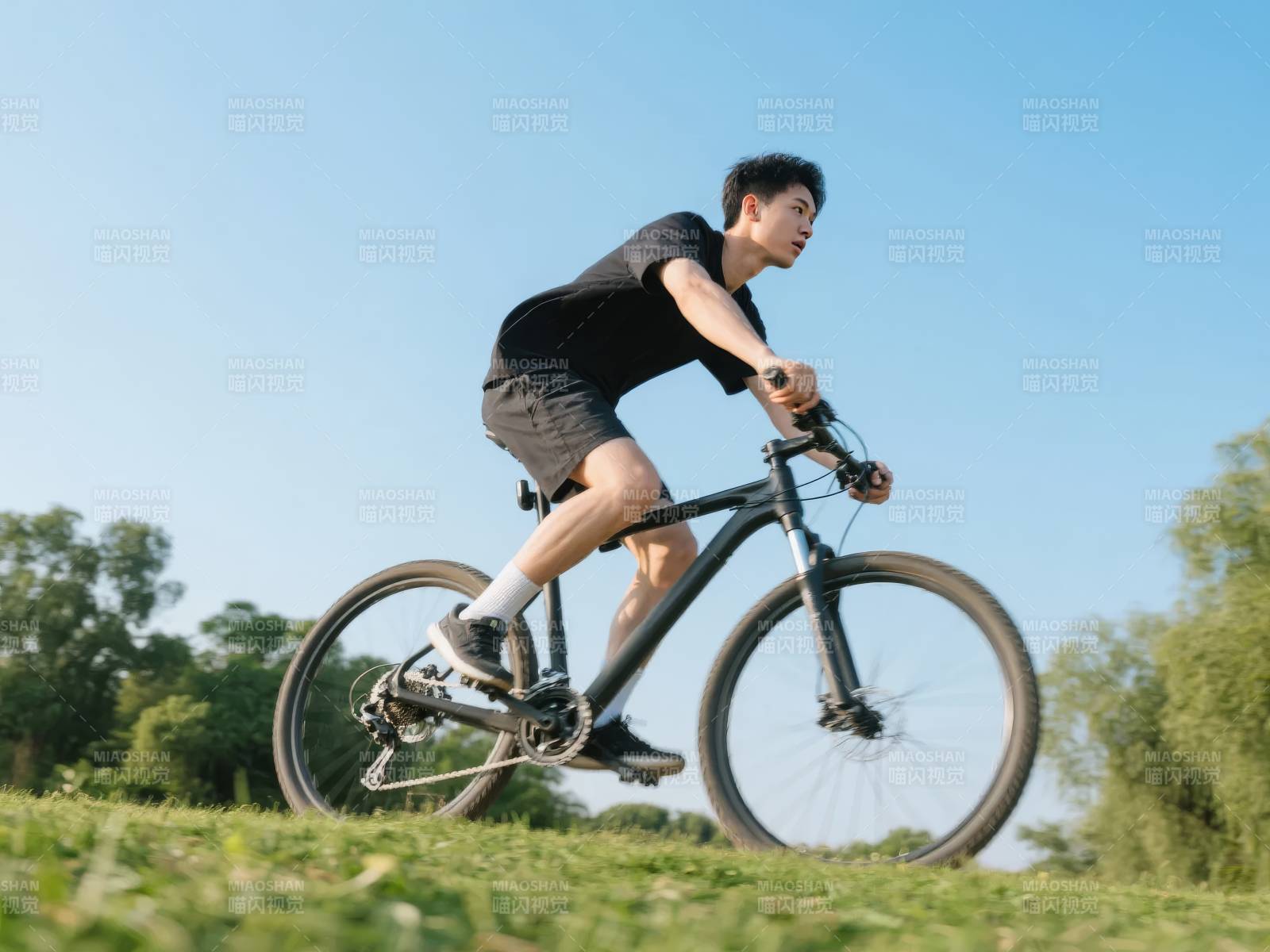 骑行少年迎风而行图片