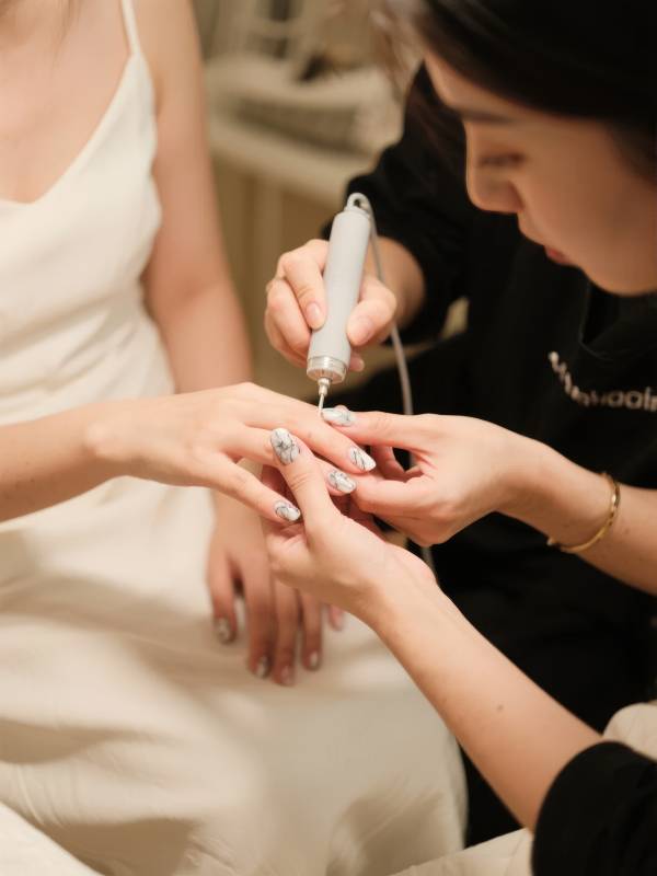 美甲师正在做指甲图片