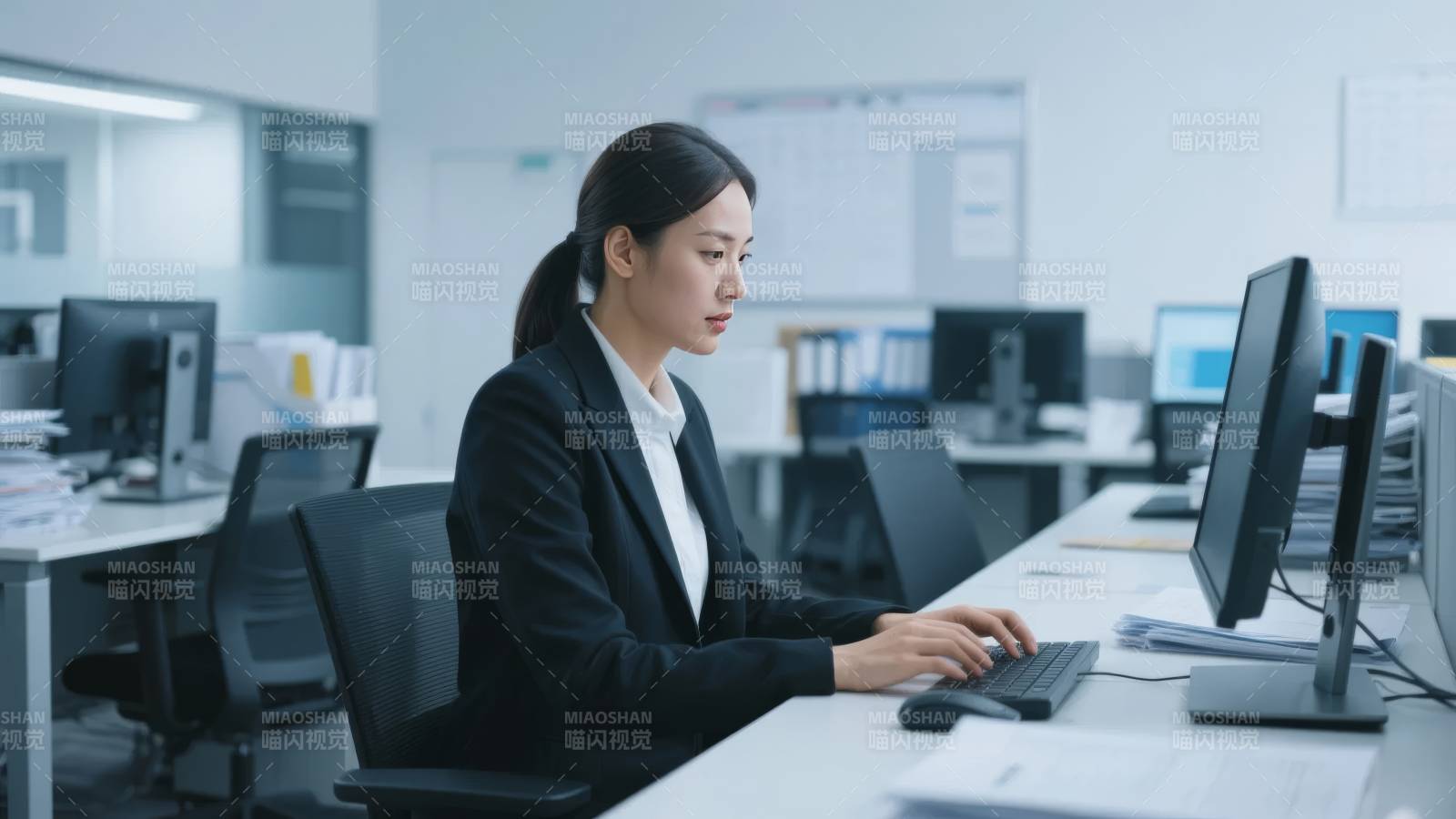 专注工作的职场女性图片