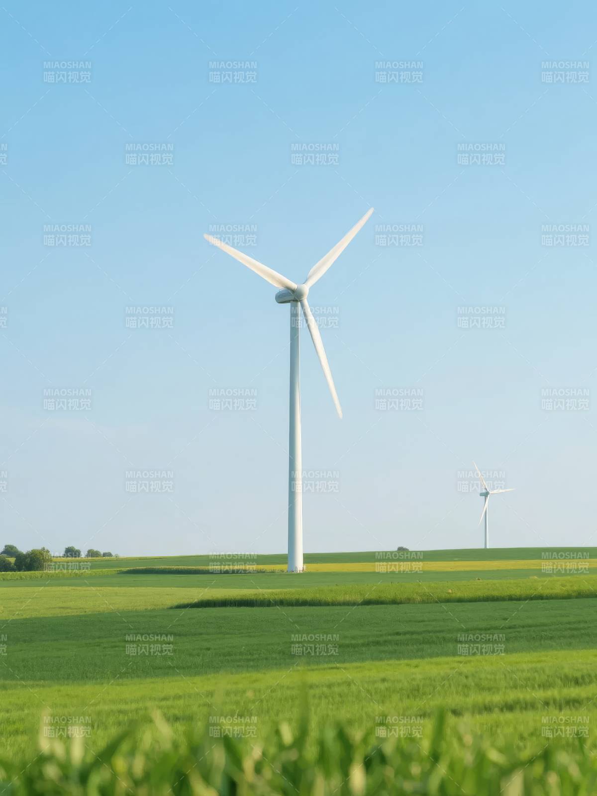 风车绿野蓝天图片