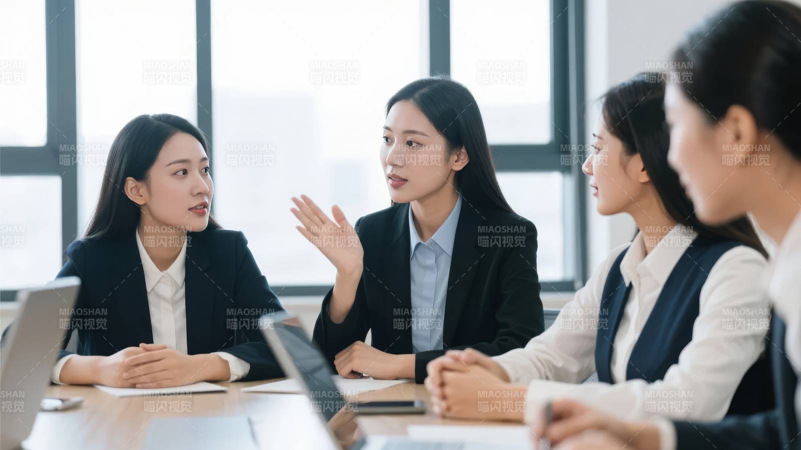 职场女性会议交流图片