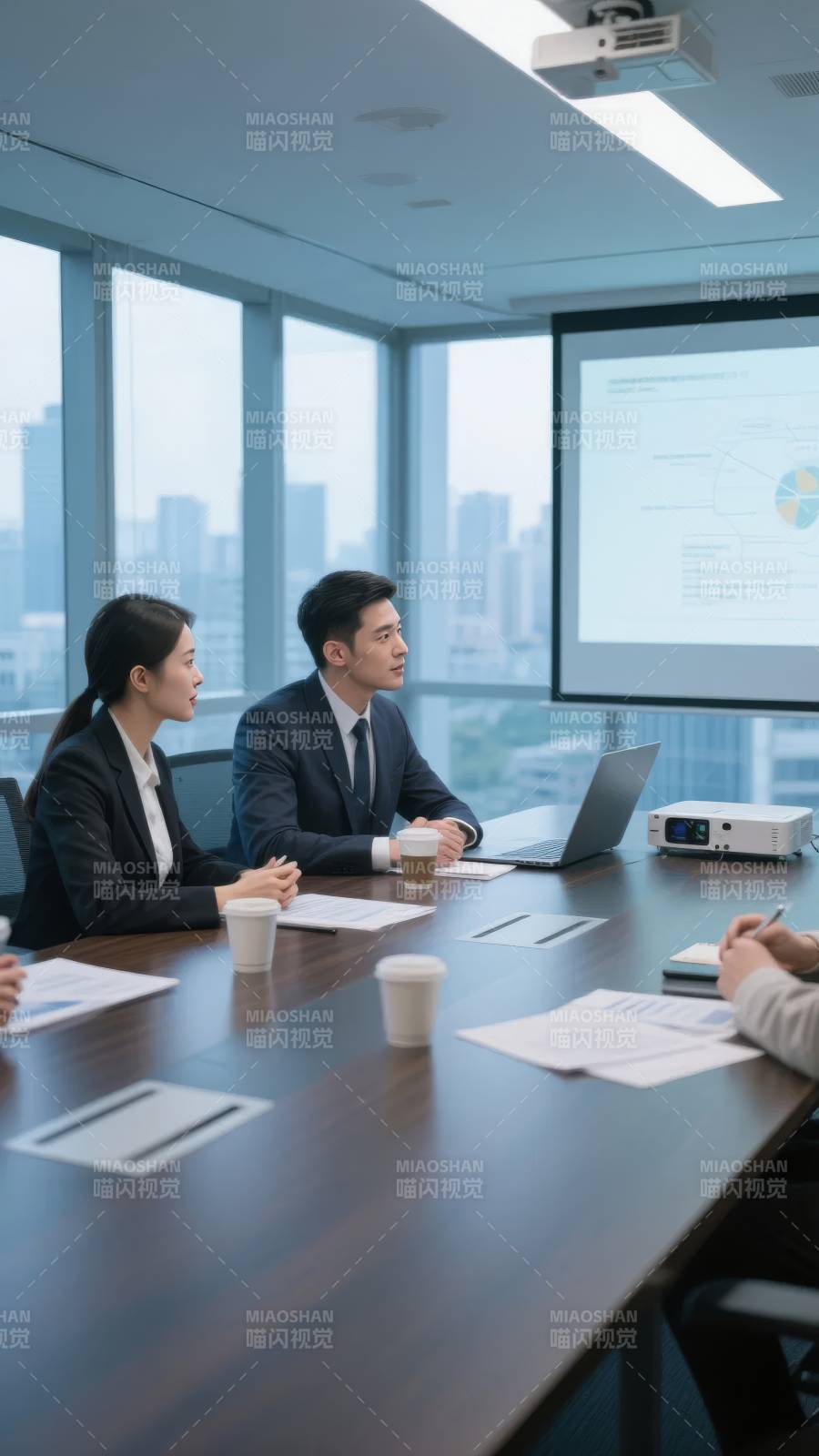 商务会议进行中图片