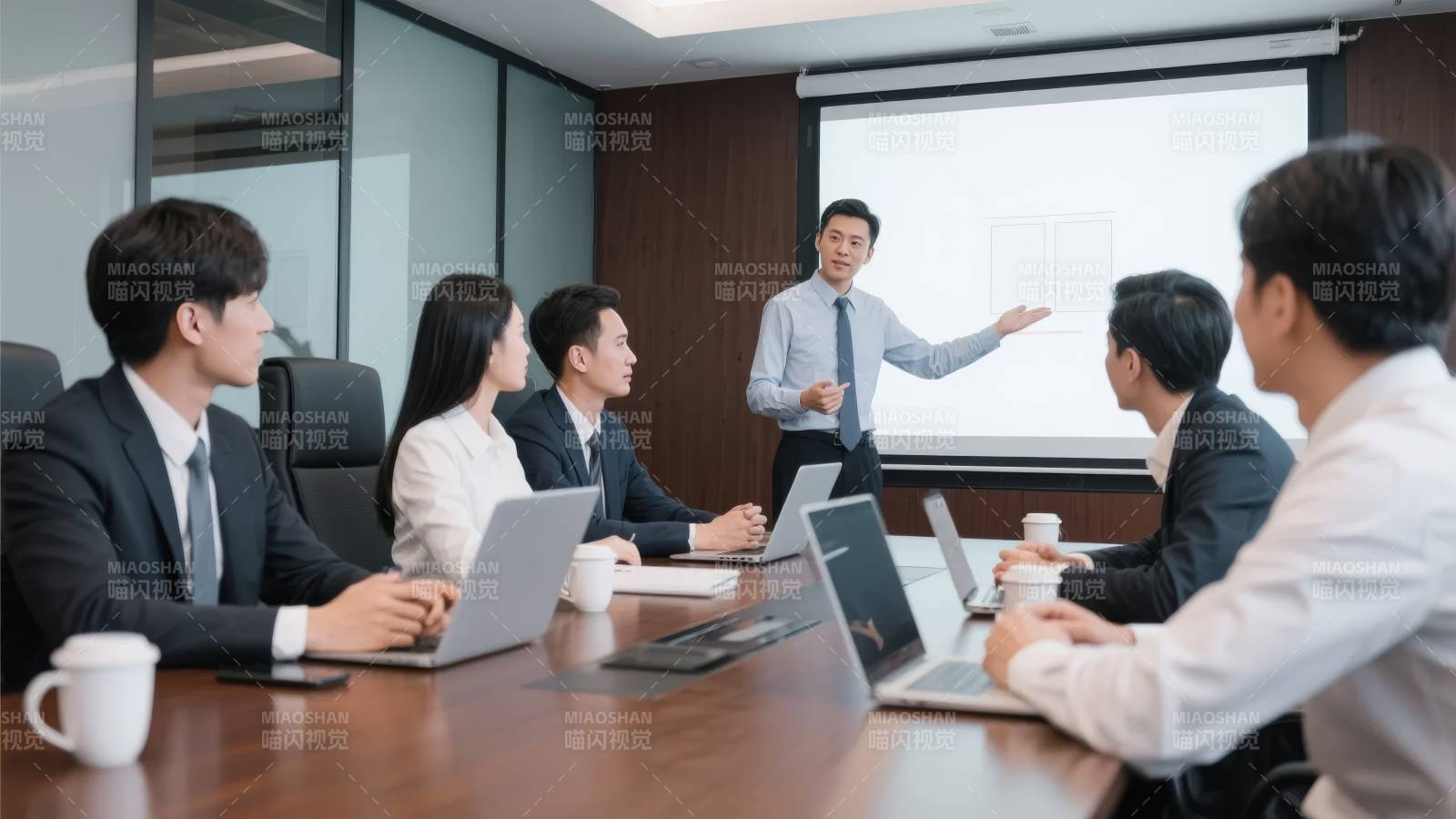 商务会议进行中图片