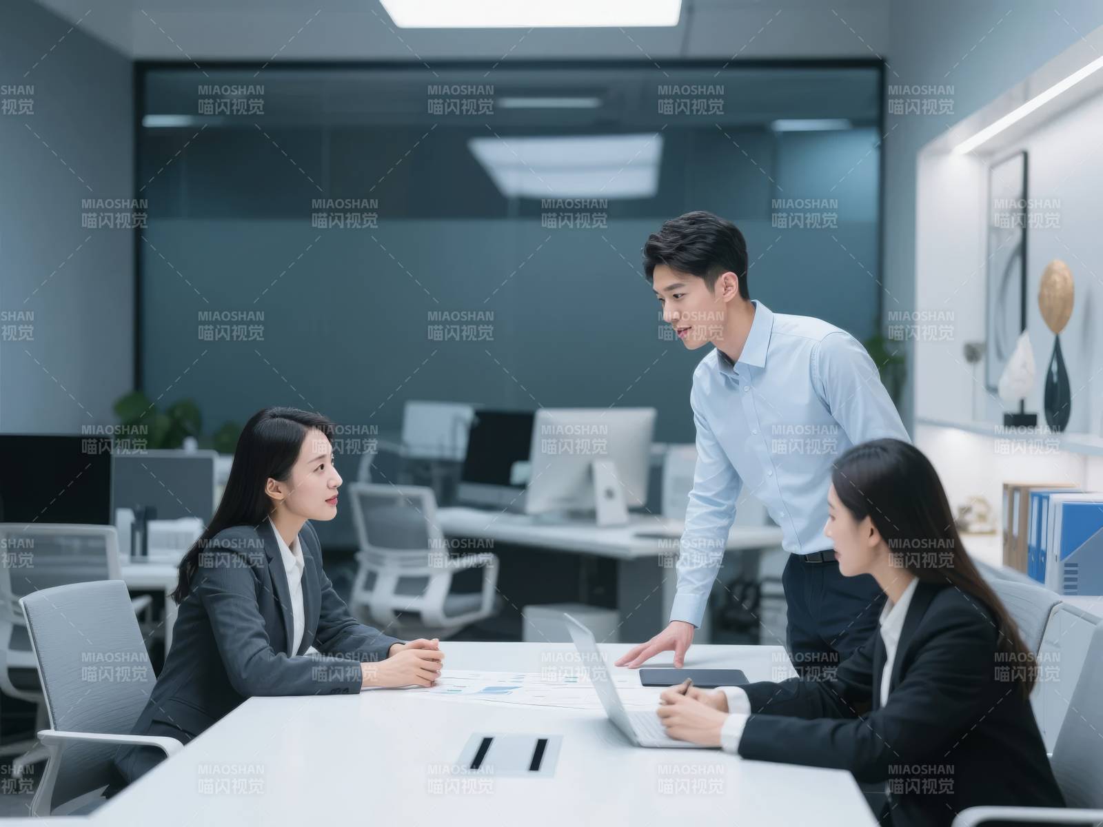 职场会议讨论中图片