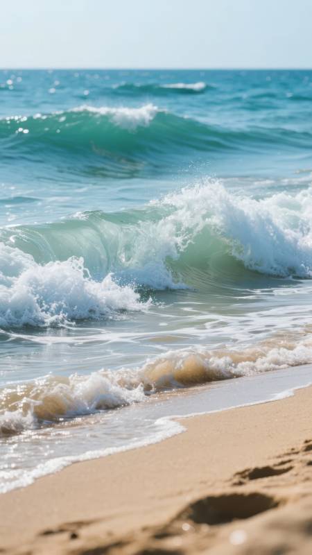 海浪轻抚沙滩图片