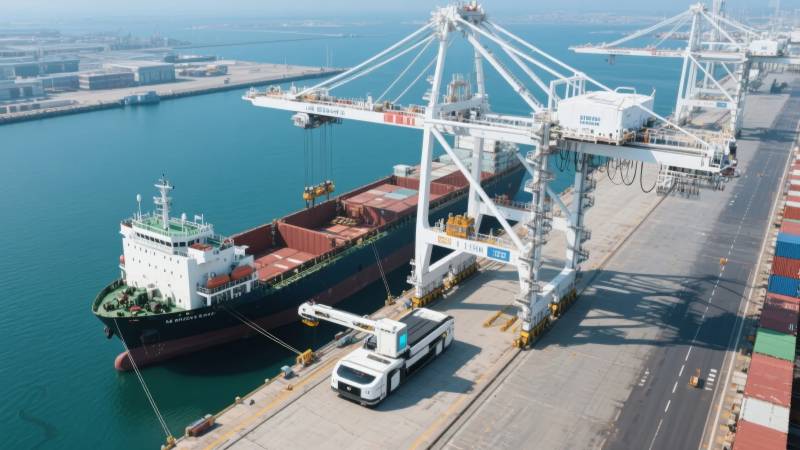 繁忙港口装卸货船图片