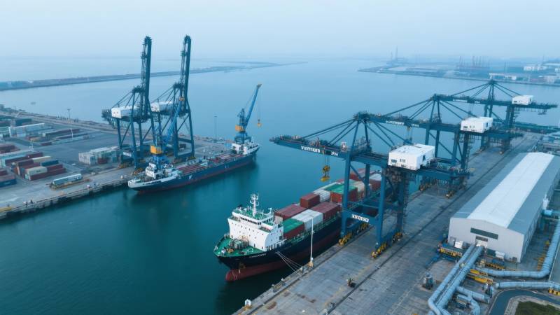 繁忙的港口码头图片