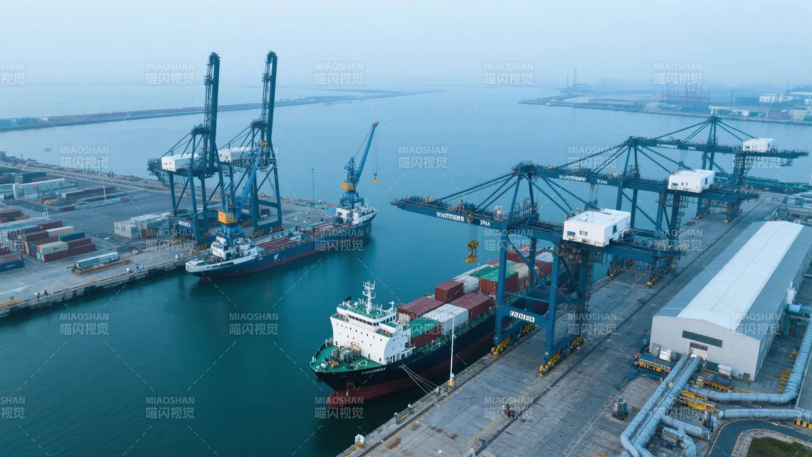 繁忙的港口码头图片