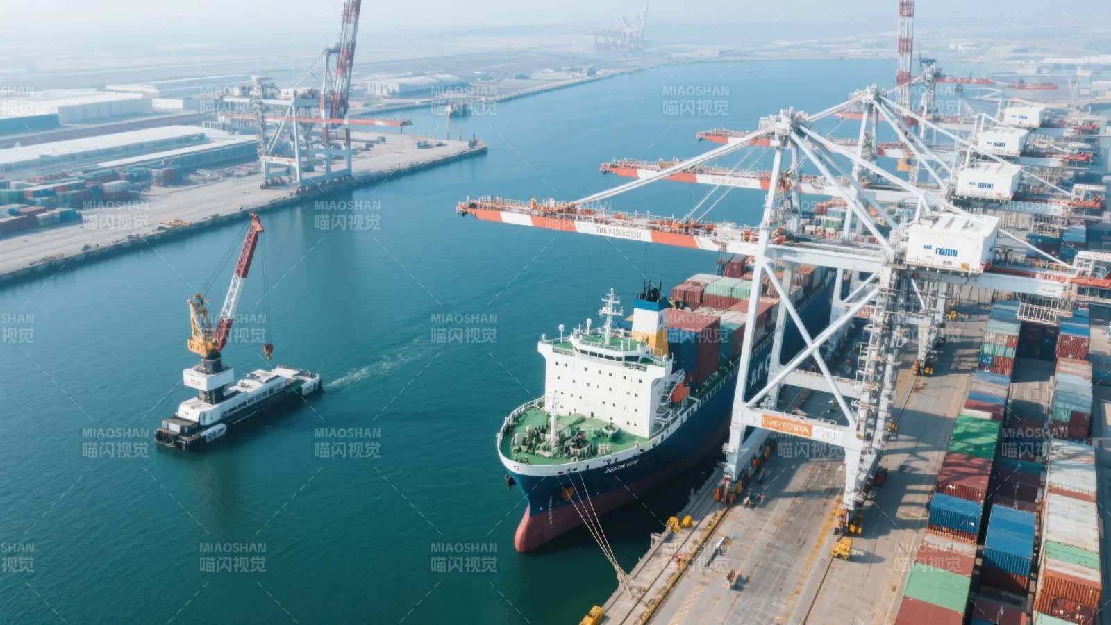 繁忙港口装卸货船图片