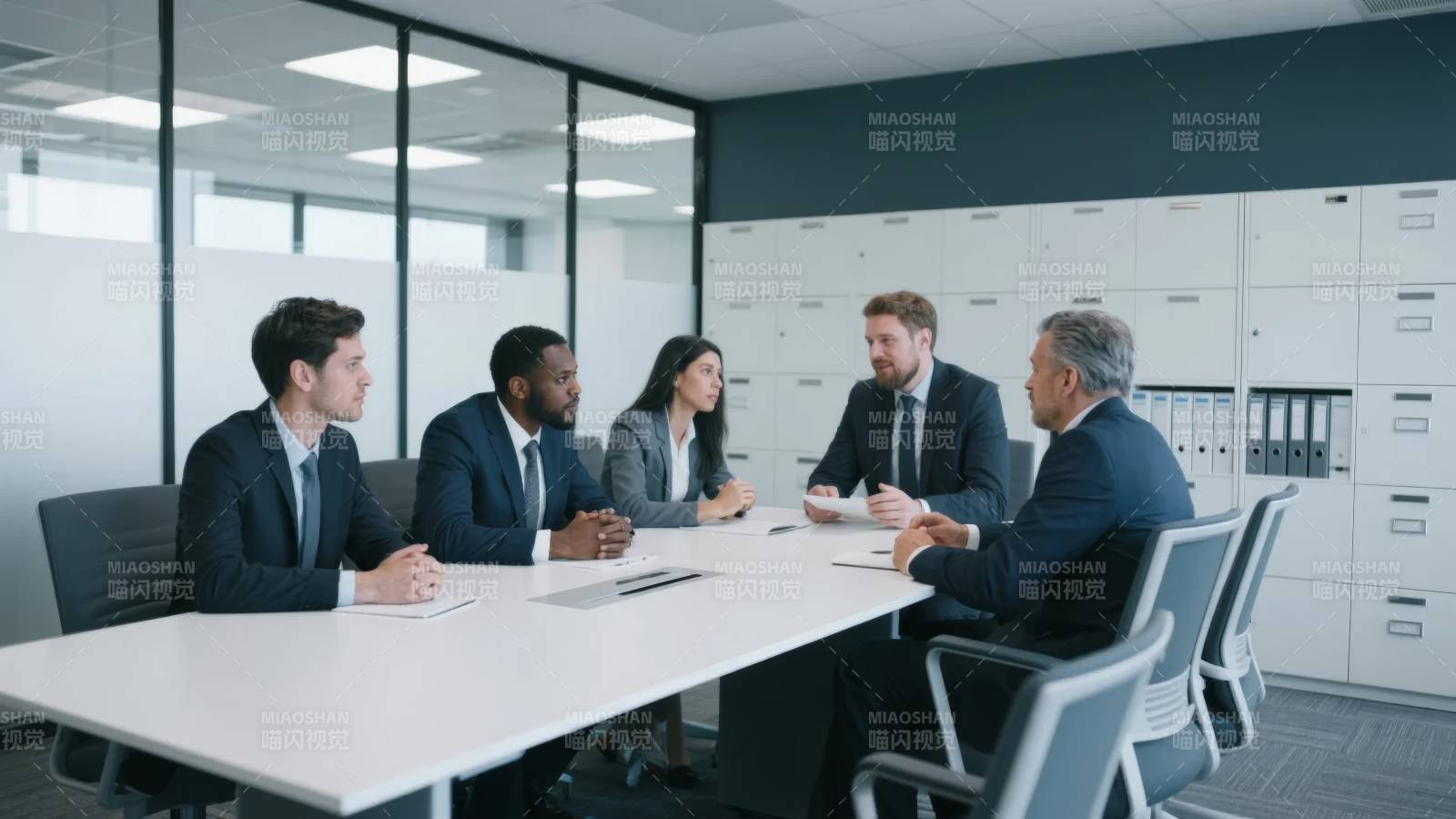 商务会议讨论中图片