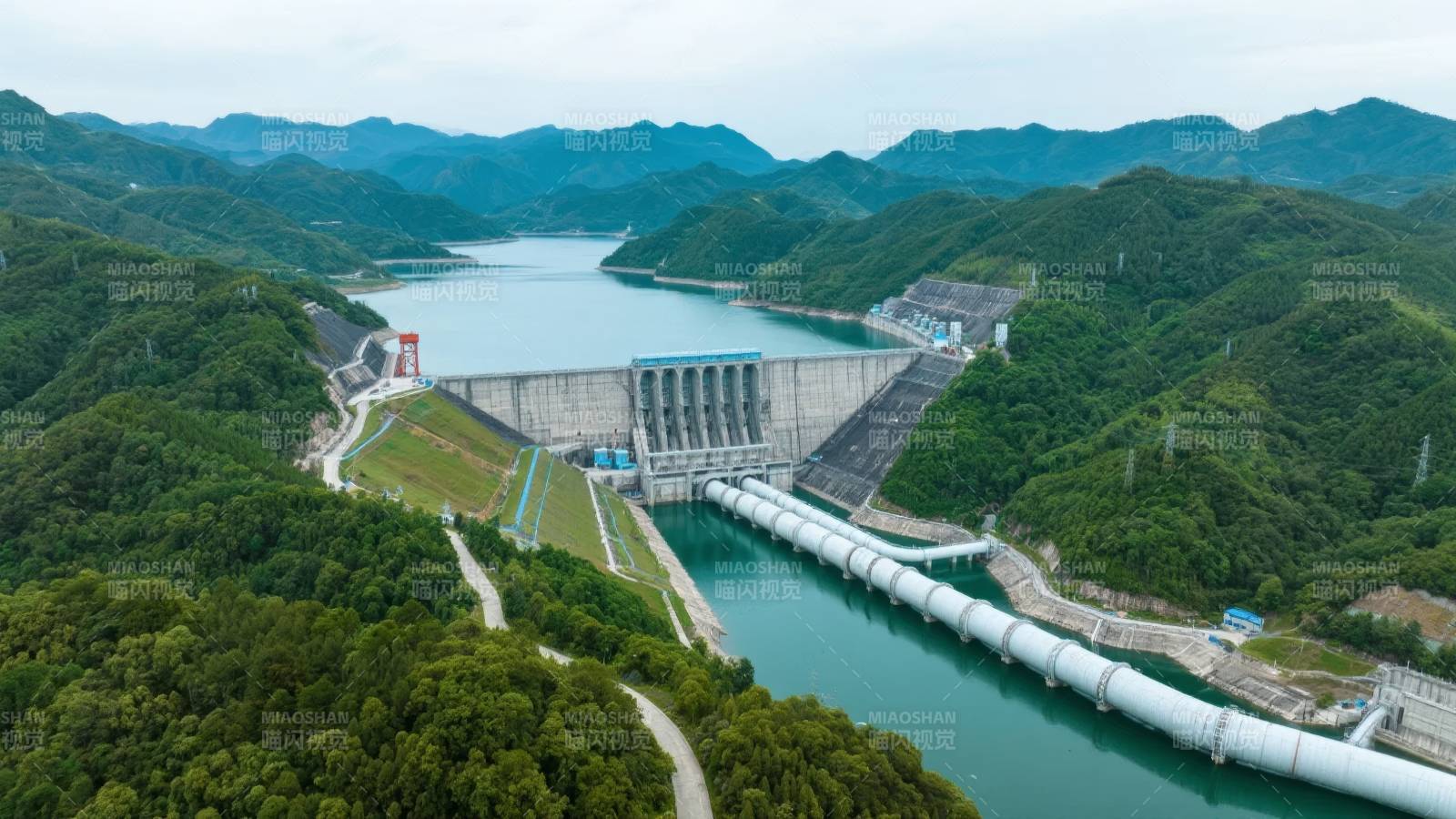 青山绿水间的水电站图片