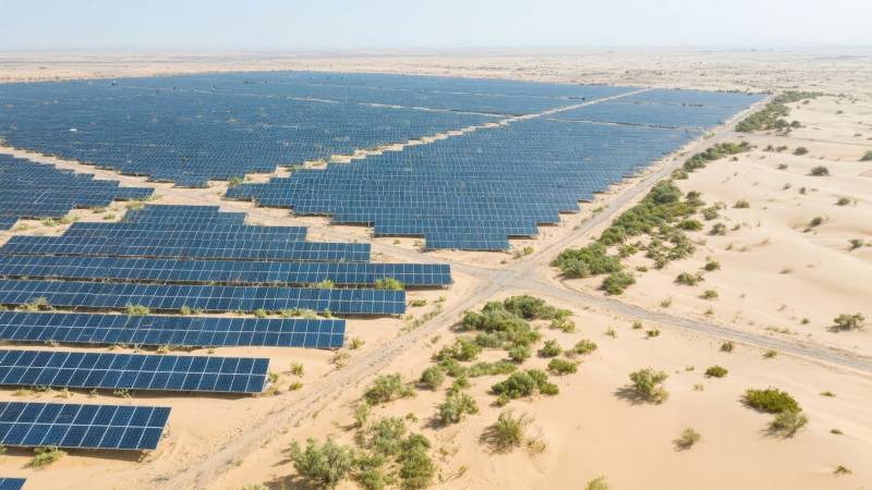 沙漠中的光伏电站图片