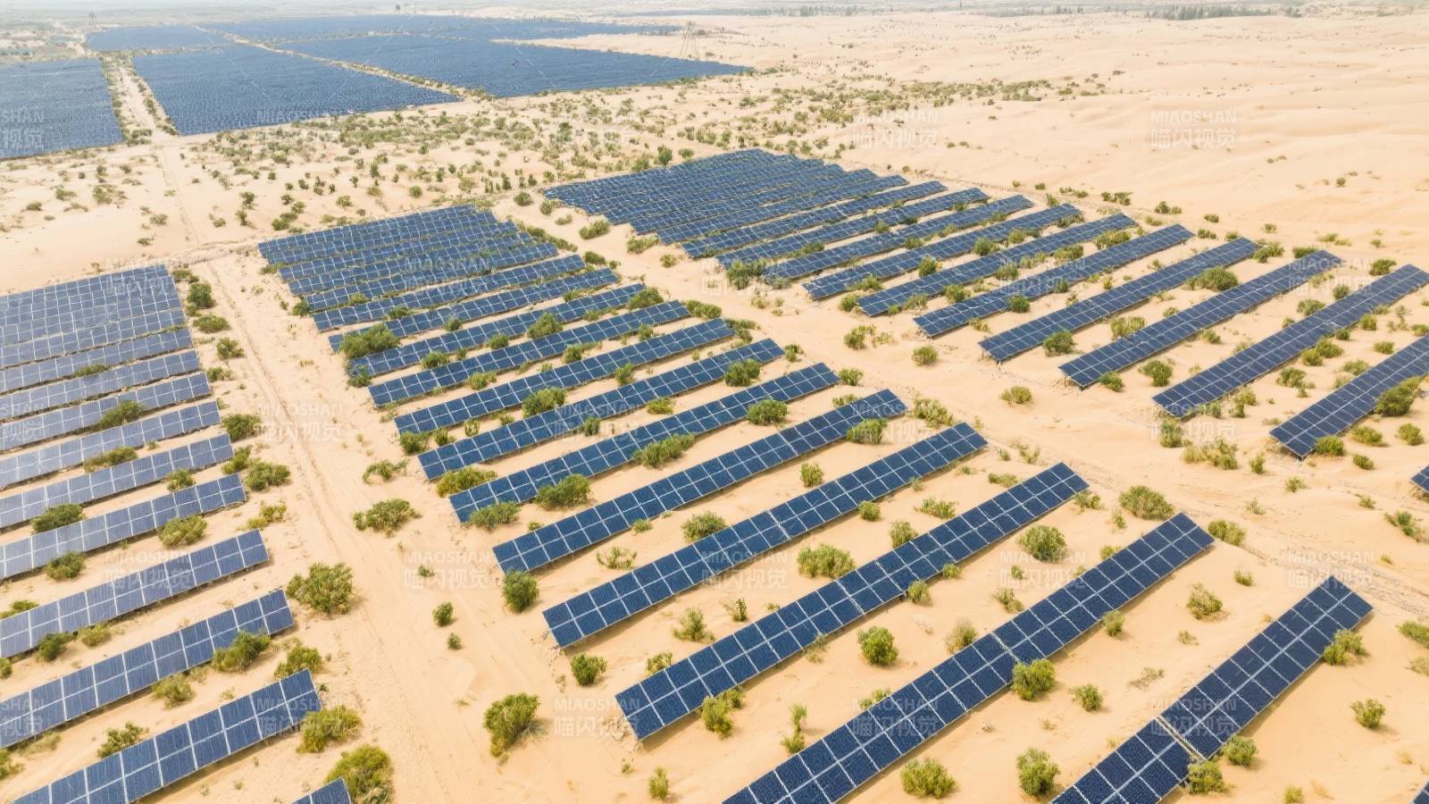 沙漠光伏电站图片