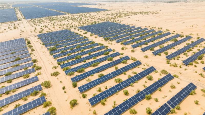 沙漠光伏电站图片