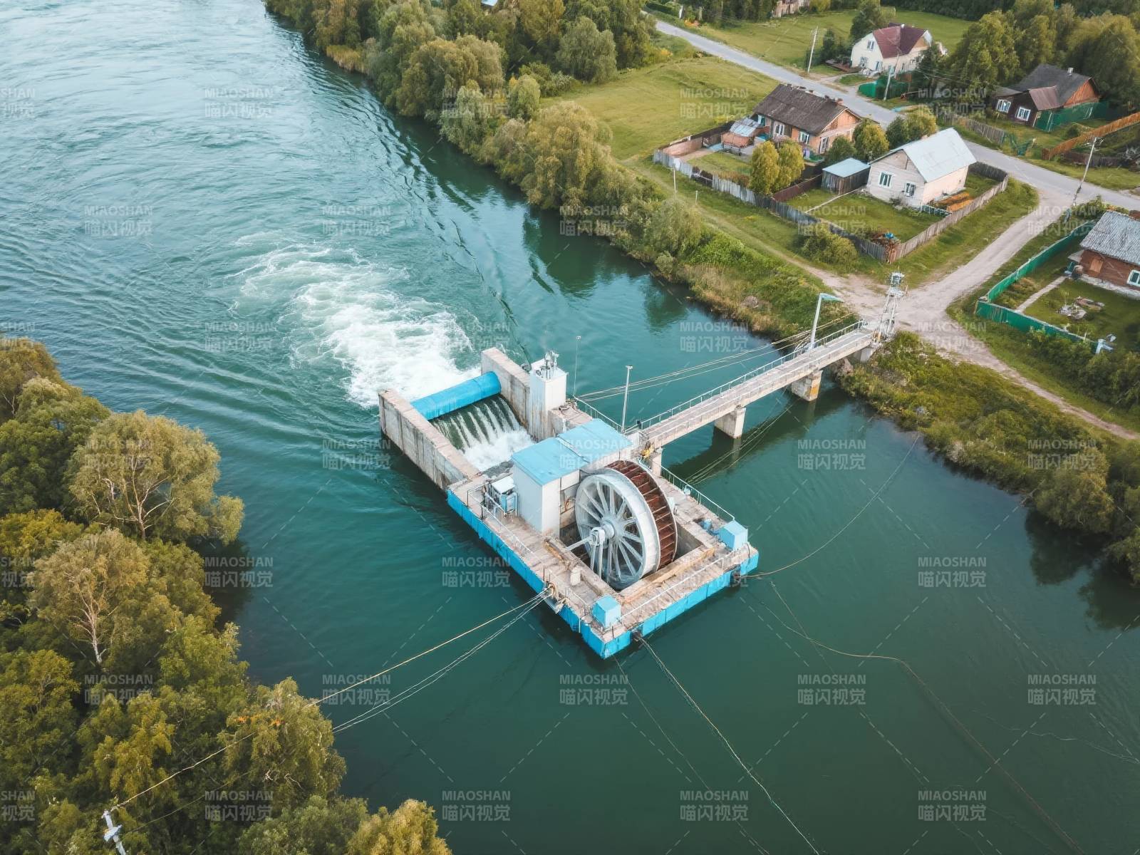 水上水轮发电站图片