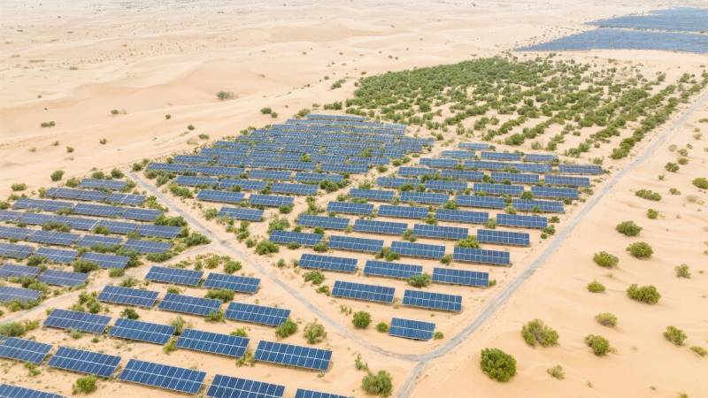 沙漠中的太阳能电站图片