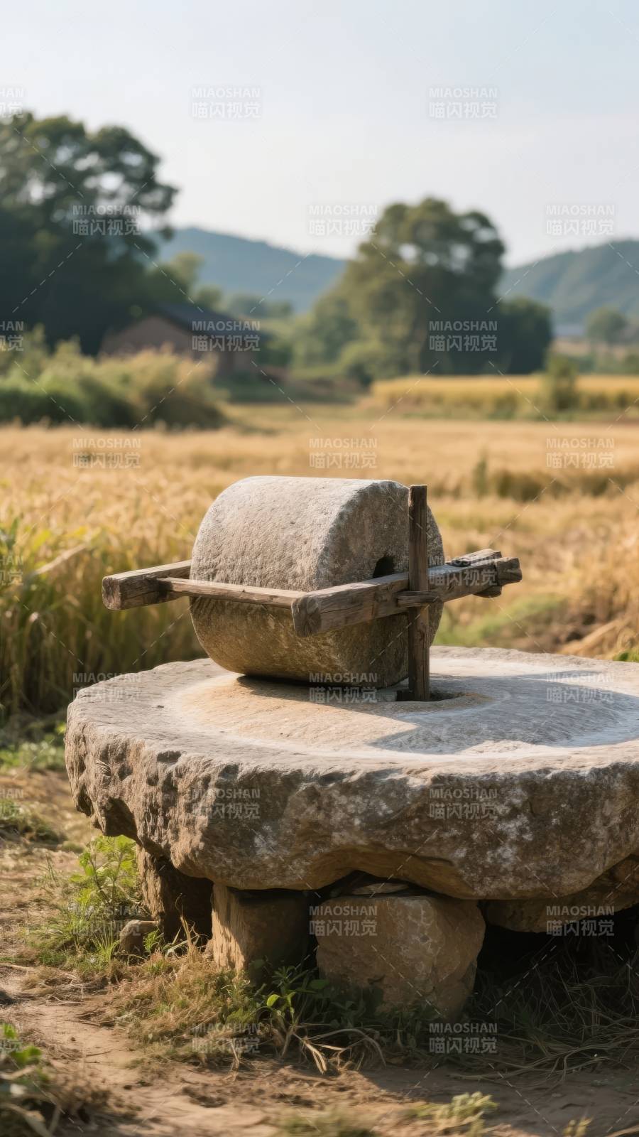 石磨静立田野间图片