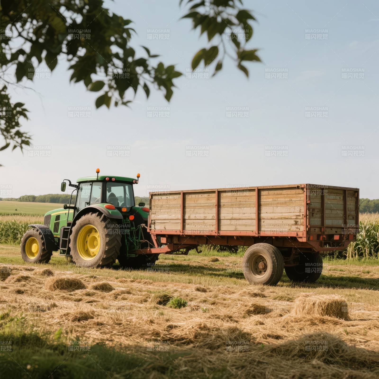 田园拖拉机运草图片
