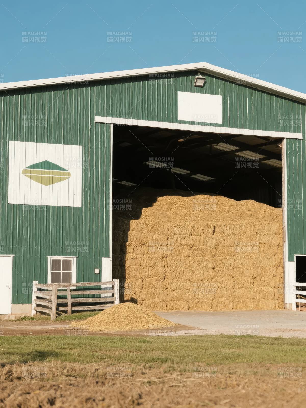 绿色农舍堆满干草图片
