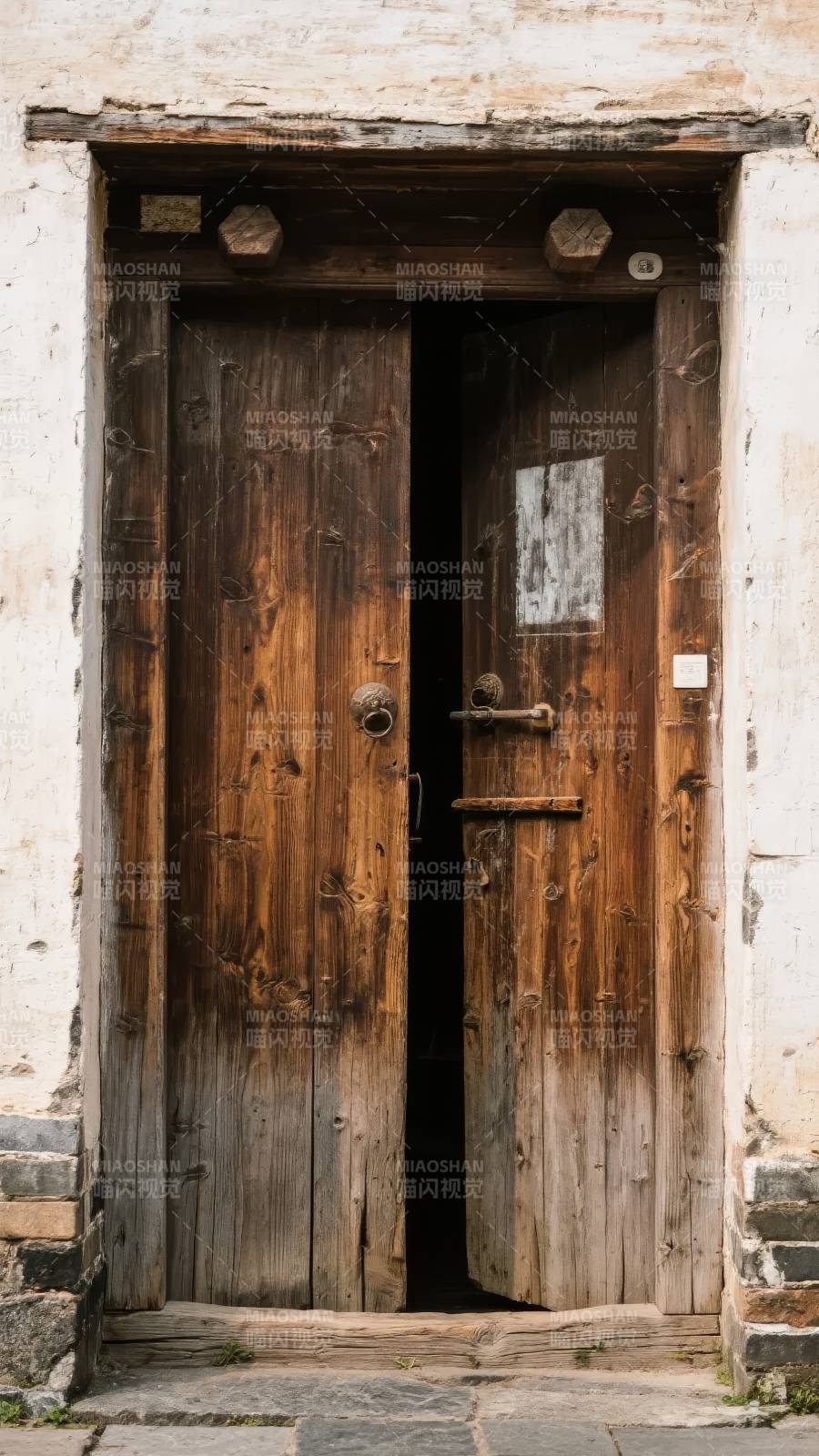 古朴木门半开图片