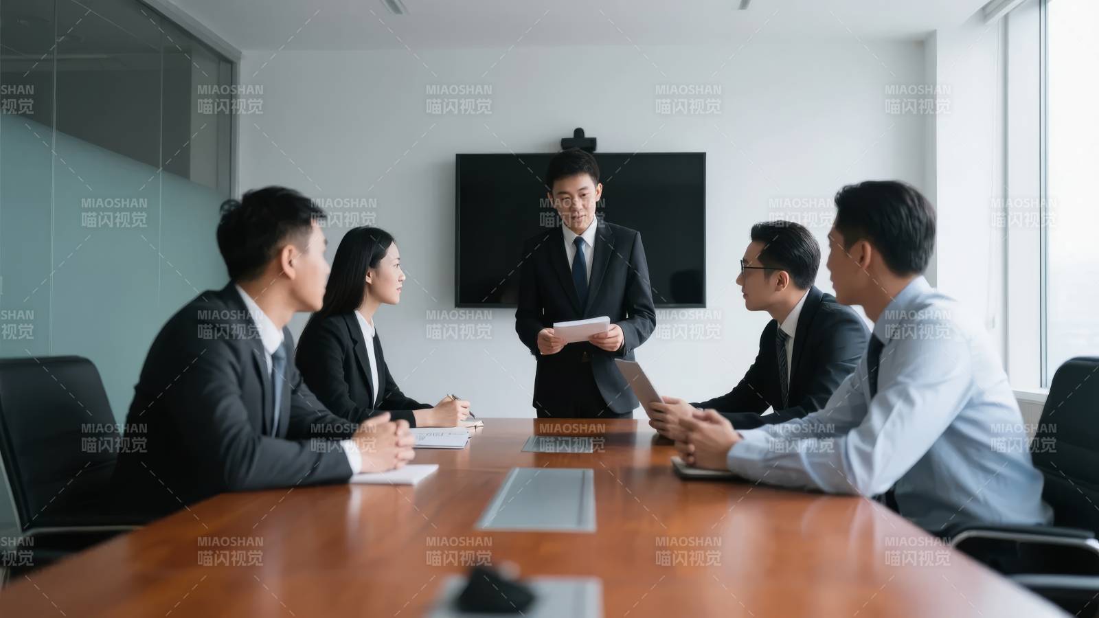 商务会议讨论中图片