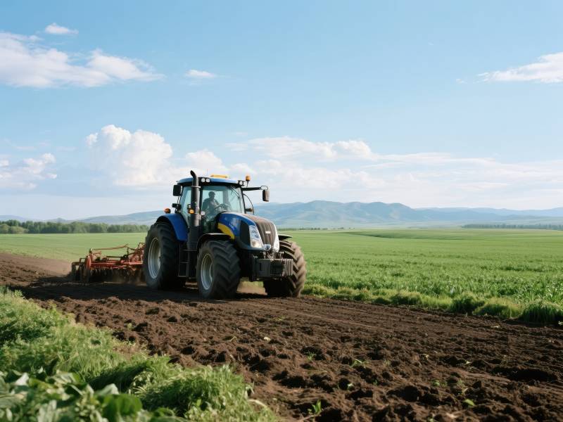 拖拉机耕作田野图片