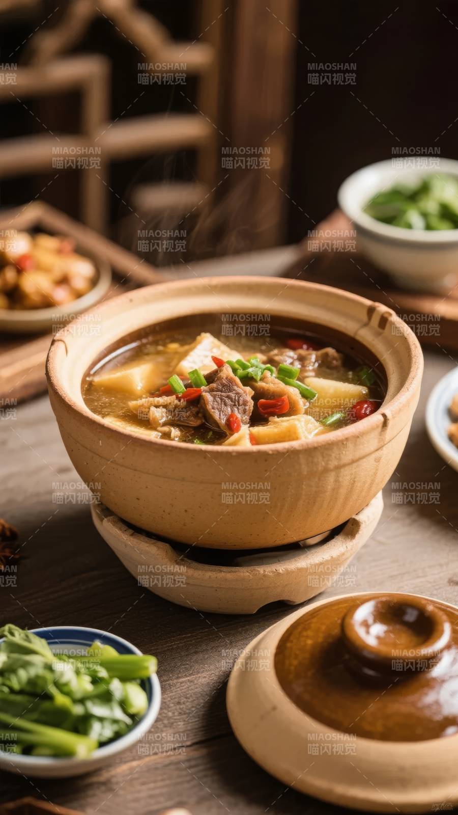 热气腾腾的炖汤图片