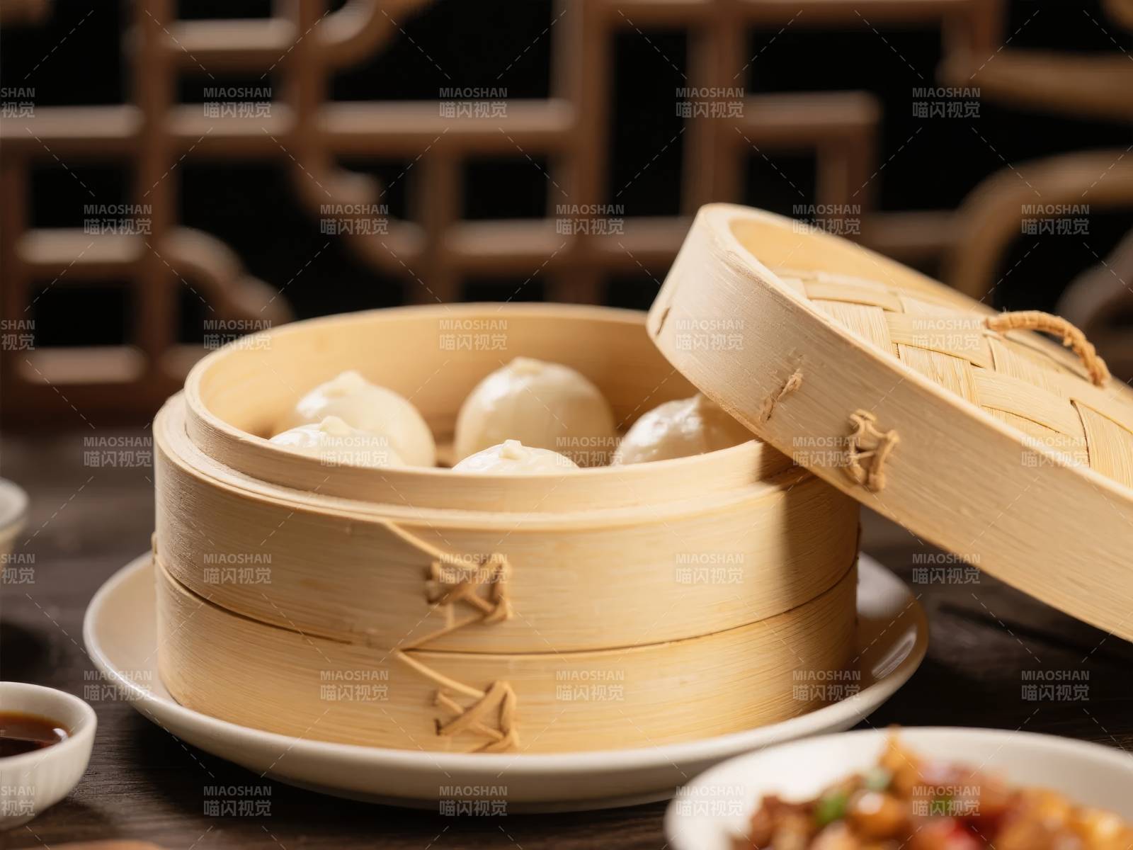 竹蒸笼里的美味包子图片